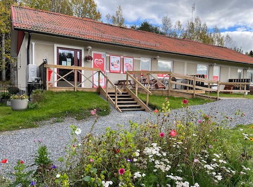 blommor_och_fasad.jpeg