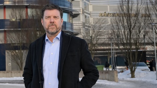 jorgen_forsberg_utanfor_hastsportens_hus_4_-_lars_jakobsson.jpg_kopia.jpg