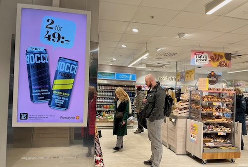 kunder_med_skarm.jpeg